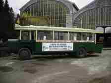 Bus parisiens devant le Musée de la Pierre